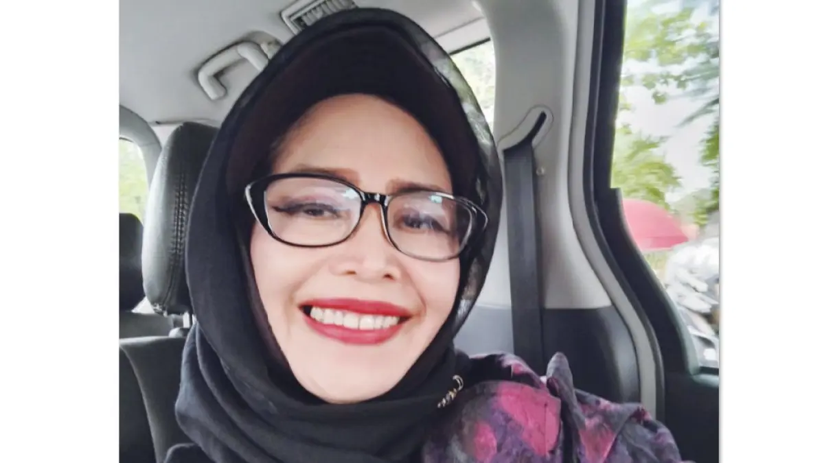 Hj Nanik Suryatiningsih dikenal sebagai legislor DPRD NTB yang hobi menjahit pakaian dinas sendiri.