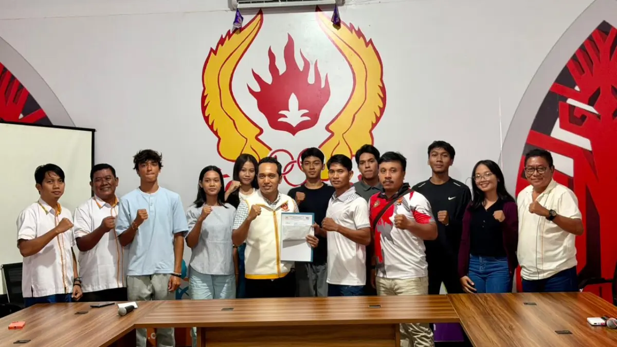 Ketua KONI Mataram Firadz Pariska melepas kontingen taekwondo yang akan berlaga di Bali, Rabu (6/5).