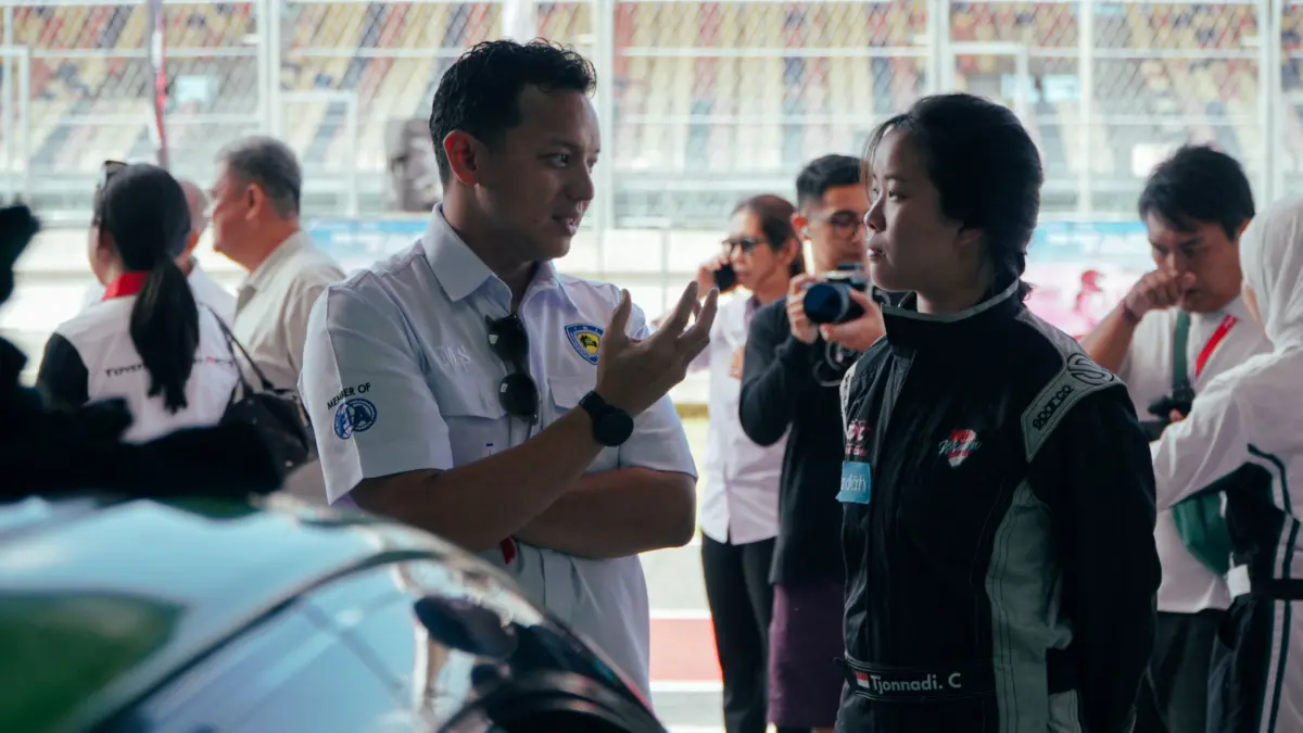 Ketua Umum IMI Moreno Soeprapto (kiri) saat berbincang dengan salah satu pembalap perempuan dalam ajang Kartini Race 2026 di Sirkuit Internasional Mandalika, Lombok Tengah, Minggu (3/5). (MGPA for Lombok Post) 