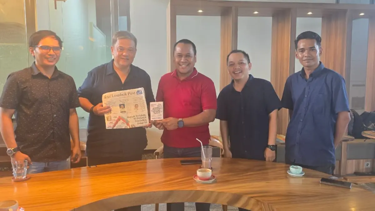 Kolaborasi : Manajemen Lombok Post bersama Direktur PT Krida Dinamik Autonusa Koesnadi (dua dari kiri) saat berkunjung ke Krida Toyota (7/5). (Ist/Lombok Post)