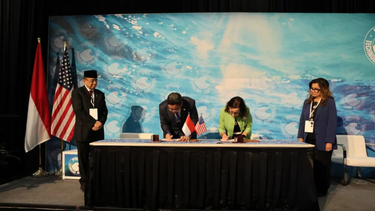 Wakil Direktur Utama Pertamina, Oki Muraza dan Chief Executive Officer LanzaTech, Jennifer Holmgren menandatangani nota kesepahaman (MoU) untuk mengembangkan solusi energi rendah karbon berbasis teknologi, disaksikan oleh Duta Besar RI untuk Amerika Serikat, Indroyono Susilo dan Konsul Jenderal RI di Houston, Ourina Ritonga dalam rangkaian Offshore Technology Conference (OTC) di Houston.