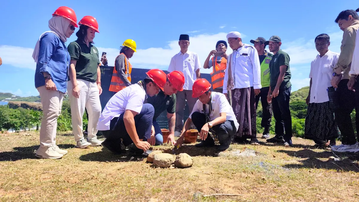 Bupati Loteng Lalu Pathul Bahri menumpahkan adonan batu dan semen dalam acara peletakan batu pertama pembangunan Prciosa Lombok Recidence didampingi investor Emanuel Eclemente (jongkok tengah) dan Sekda Loteng Lalu Firman Wijaya (jongkok kiri) di Pantai Selak Dondon, Desa Mertak, Pujut, Loteng, Rabu (6/5). (Dewi/Lombok Post) 
