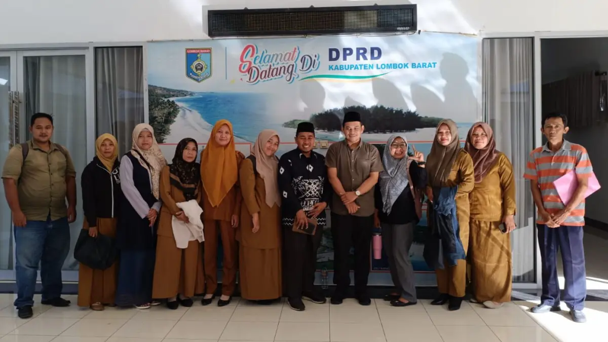 SAMPAIKAN ASPIRASI: Belasan guru PPPK Paruh Waktu saat menyampaikan aspirasi kepada DPRD Lombok Barat, belum lama ini.