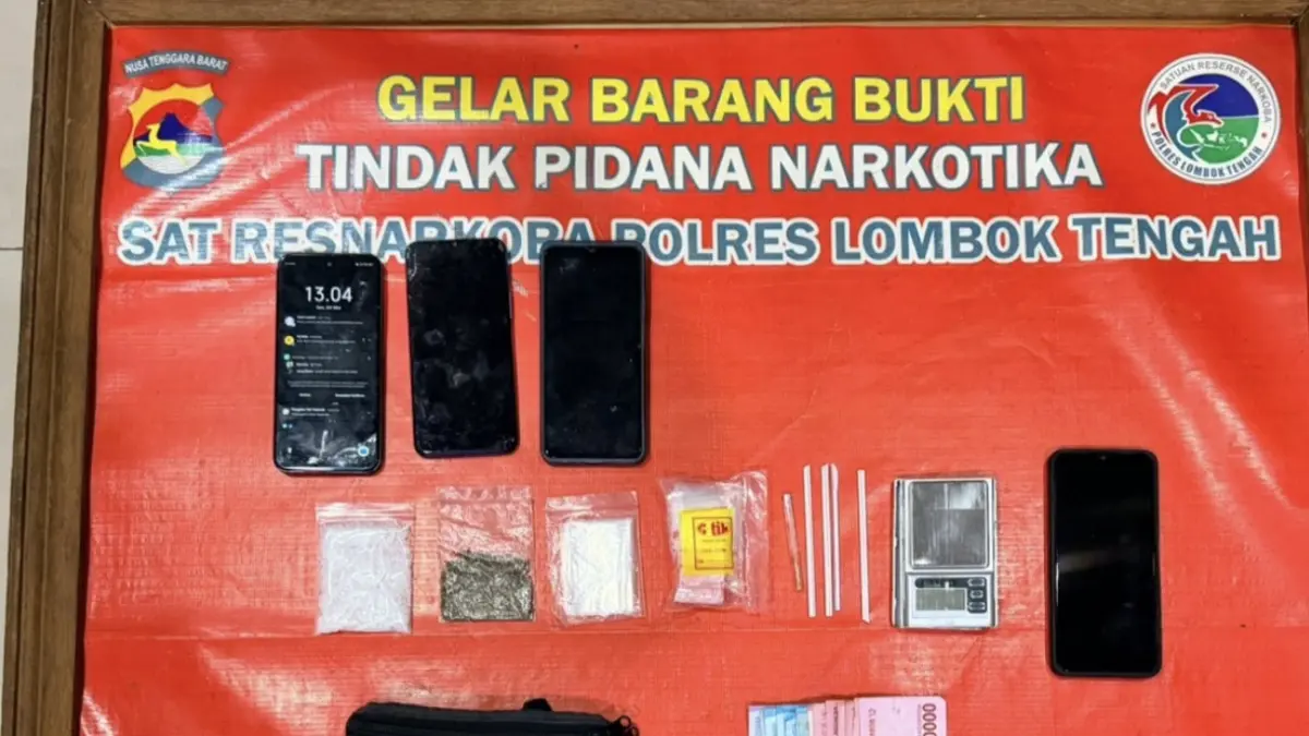 Sejumlah barang bukti sabu, handphone dan uang tunai diamankan polisi saat mencolok 4 pengedar sabu di Praya, Lombok Tengah. (Polres for Lombok Post) 