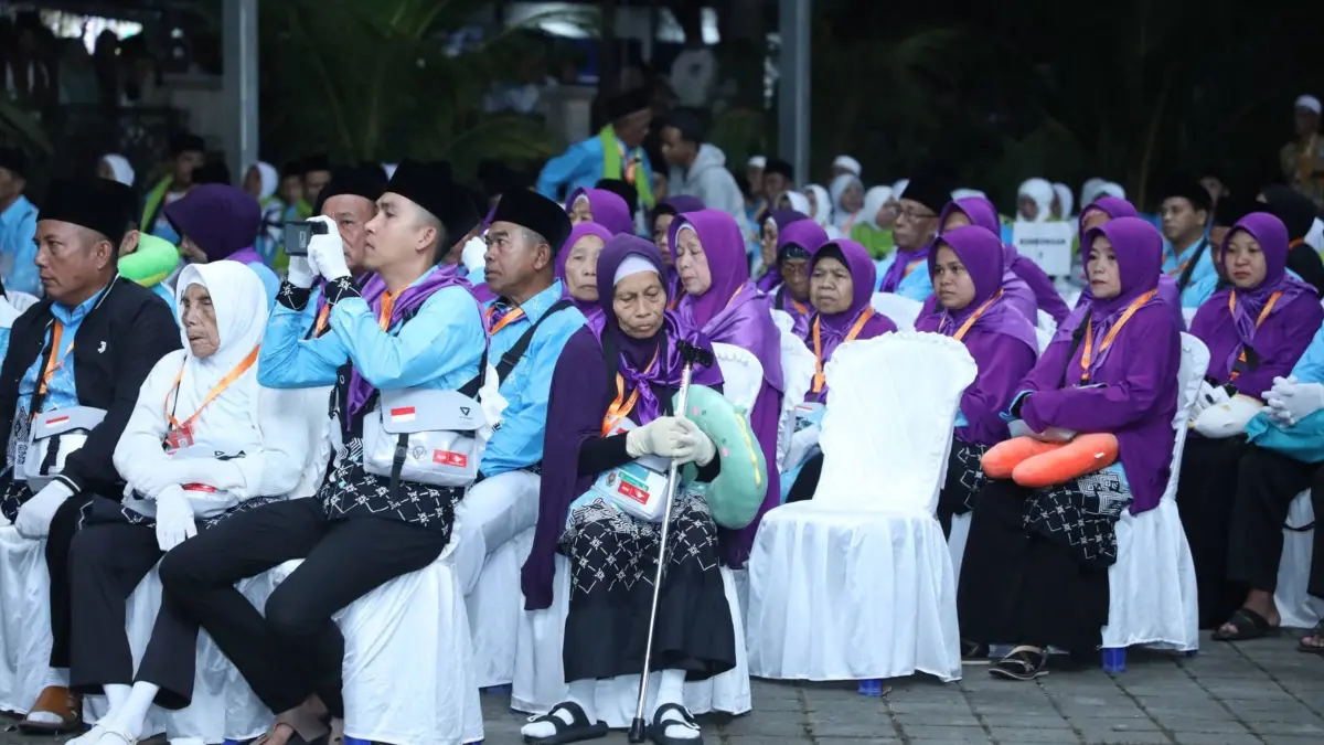 Tampak seorang jamaah haji khusyuk berdoa saat pelepasan jamaah haji kloter 12 di Masjid Agung Praya, Lombok Tengah, Rabu (6/5). (Dewi/Lombok Post) 