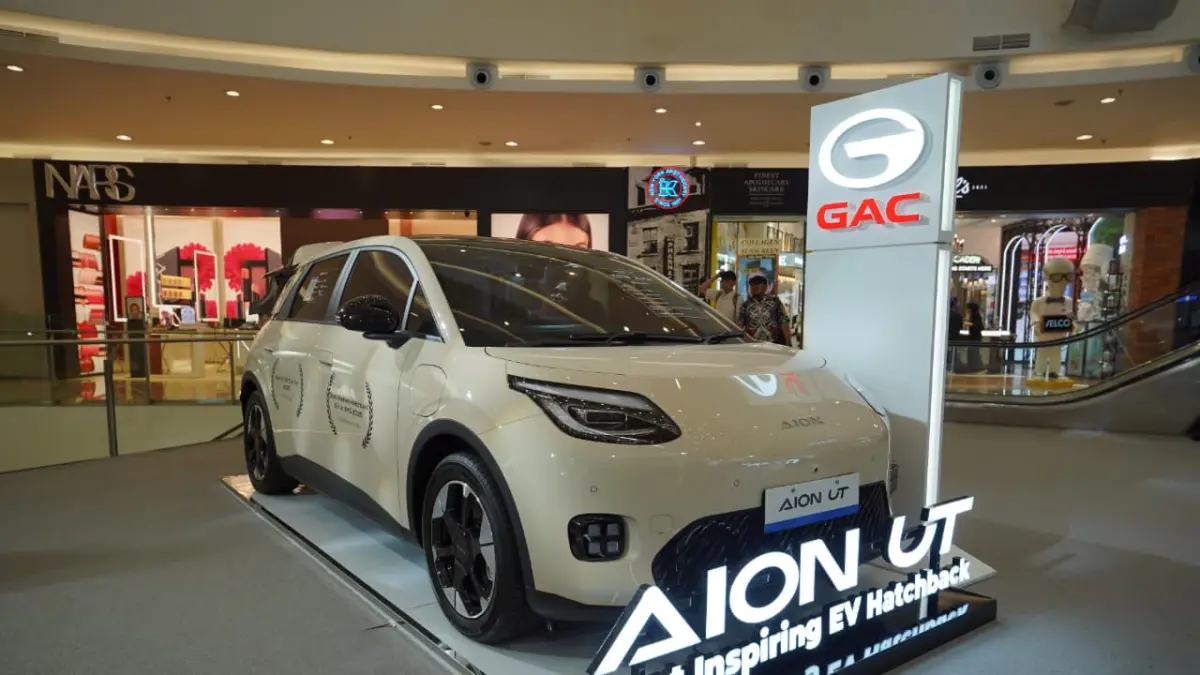 TEKNOLOGI MENARIK: Varian AION UT, kendaraan listrik yang menawarkan keseimbangan antara efisiensi tinggi dan teknologi tanpa kompromi yang dihadirkan di event Indomobil Expo 2026. (GAC Indonesia)