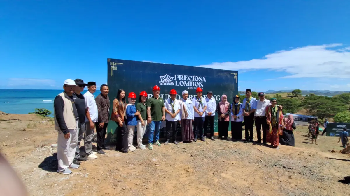 Investor asal Spanyol Manuel Clemente (delapan kiri) berfoto bersama Bupati Lombok Tengah Lalu Pathul Bahri (paling tengah) beserta jajaran pemerintah desa usai peletakan batu pertama di Pantai Selak Dondon, Desa Mertak, Pujut, Loteng, Rabu (6/5). (Dewi/Lombok Post) 