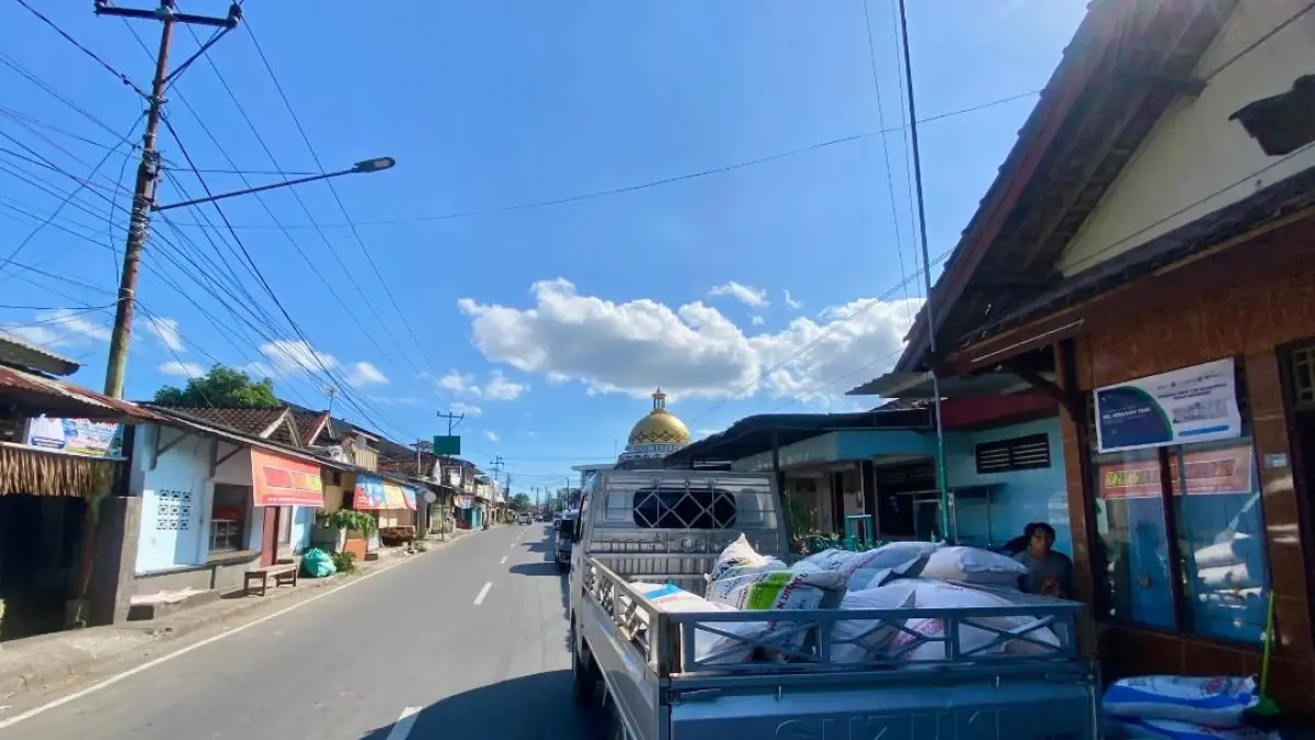 BELUM ADA TITIK TEMU: Pembebasan lahan untuk jalur dua dari Masjid Baital Atiq Gerung ke kompleks kantor bupati masih belum tuntas. (Toni/Lombok Post)