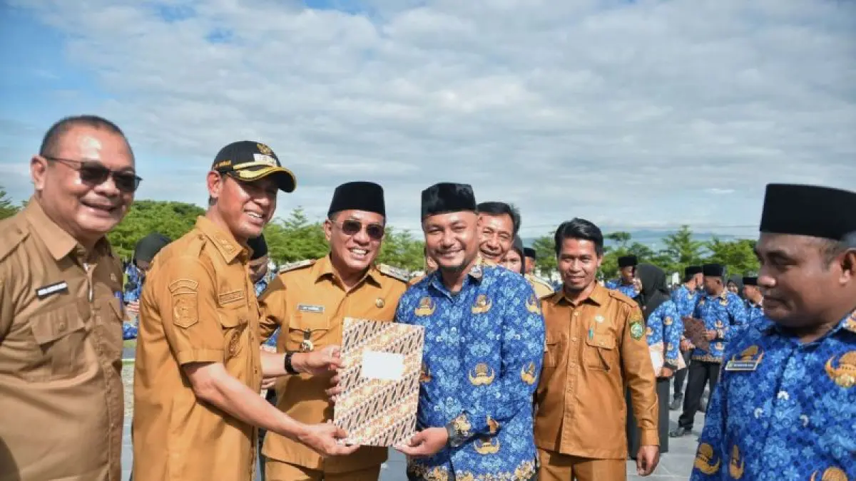Bupati Bima Ady Mahyudi (tiga kanan) dan Wakil Bupati Irfan Zubaidy (dua kanan) saat menyerahkan SK kepada PPPK Paro Waktu, belum lama ini.