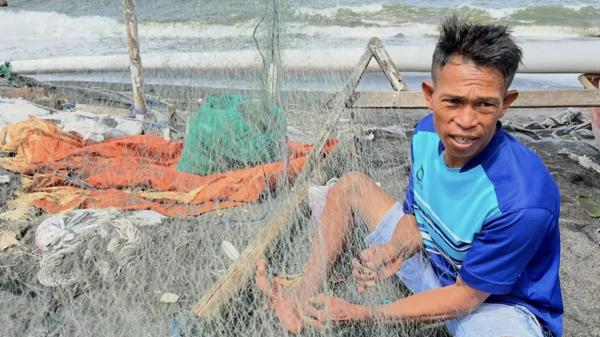 BUTUH BANTUAN: Seorang nelayan di Pesisir Pantai Bintaro, beberapa waktu lalu. 