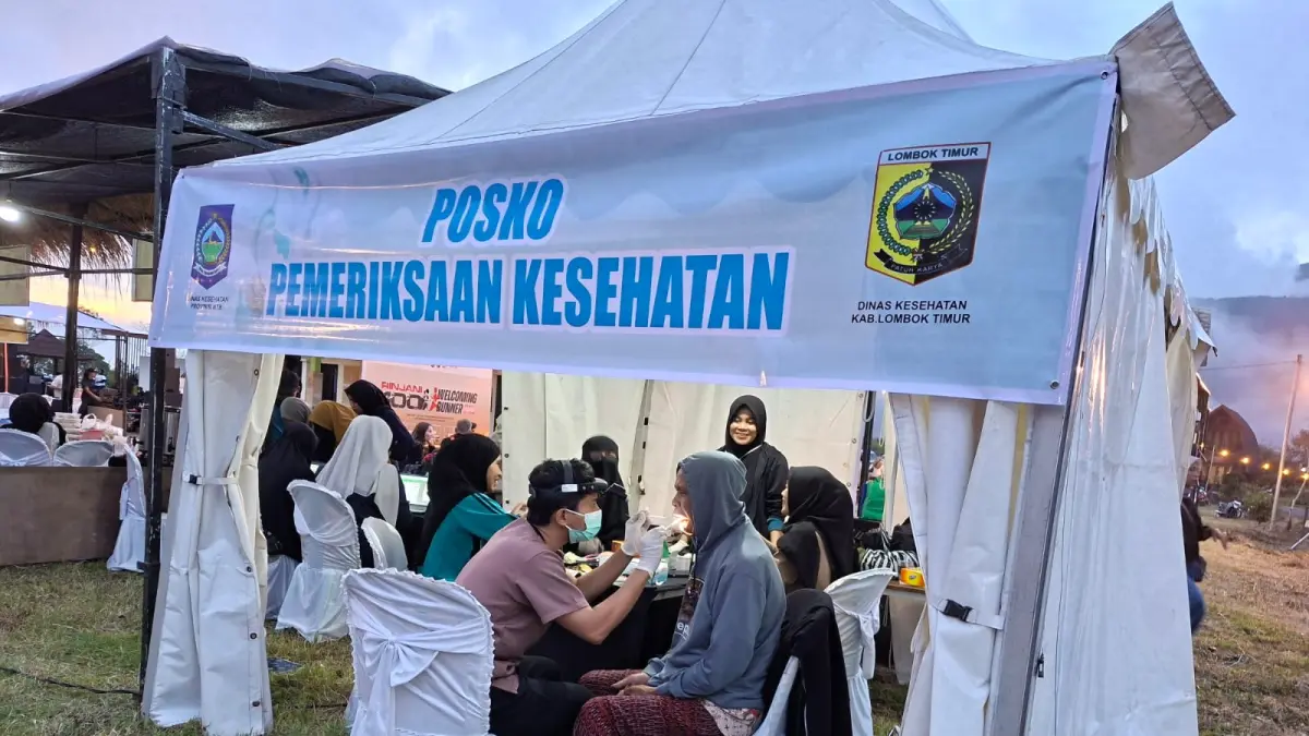 CEK KESEHATAN: Petugas kesehatan Puskesmas Sembalun saat melakukan pemeriksaan cek kesehatan gratis kepada masyarakat. 