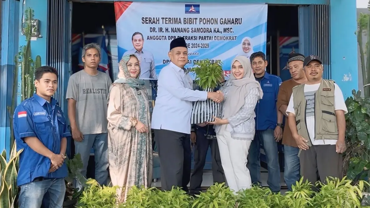 EMAS HITAM: Anggota DPR RI Nanang Samodra menyerahkan secara simbolik bibit pohon Gaharu ke Ketua DPC Partai Demokrat Kota Mataram Sinta Primasari. (DOK. DEMOKRAT)
