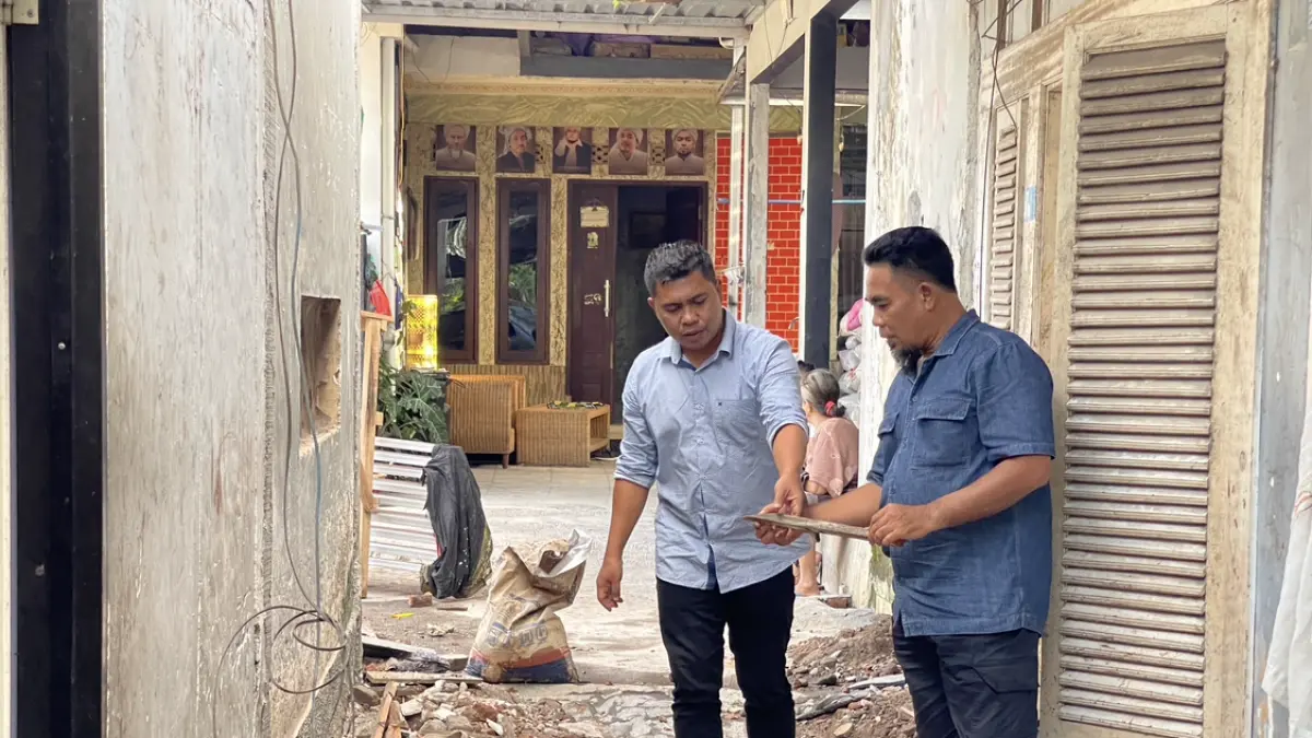 GERAK CEPAT: Ketua DPC Gerindra Kota Mataram Abd Rachman, saat meninjau rumah Mukaram yang mendapat bantuan bedah rumah, kemarin (7/5). 