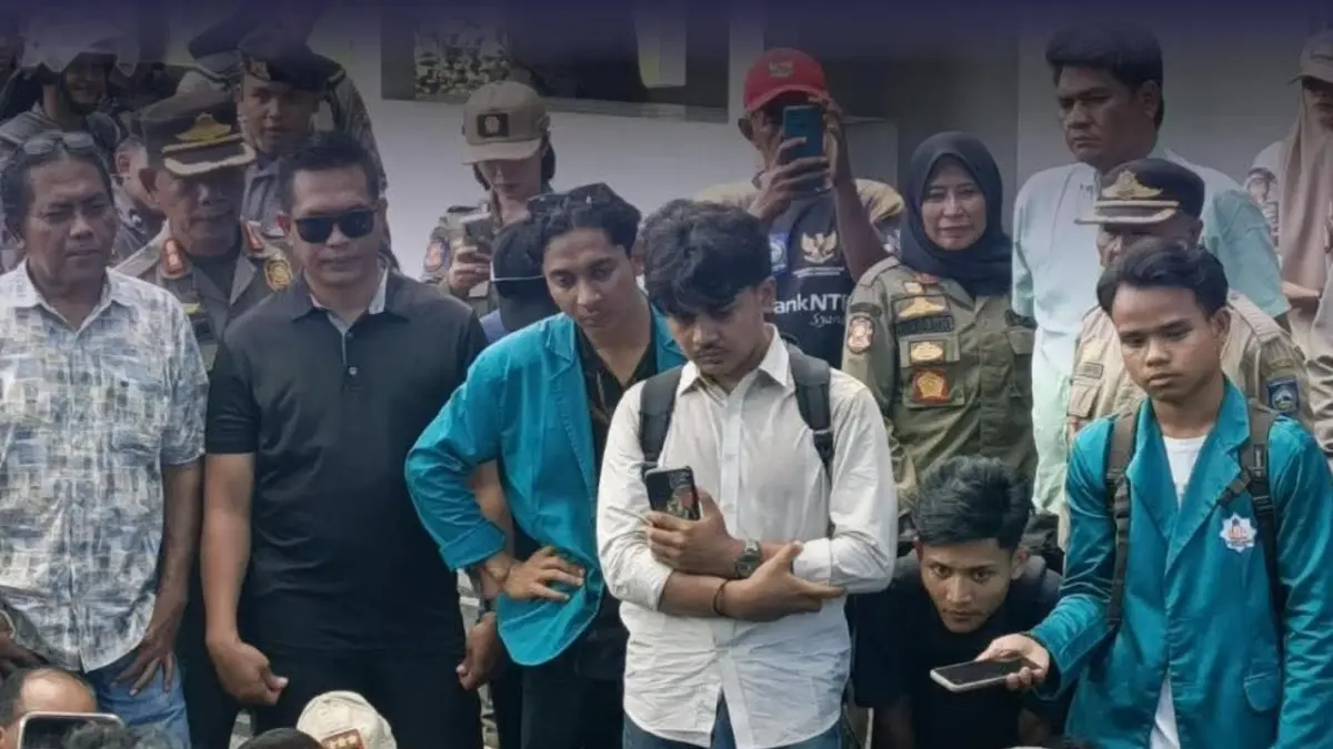 Kasat Pol PP NTB memimpin langsung personelnya mengawal jalannya aksi unjuk rasa yang digelar oleh kelompok mahasiswa di depan Kantor Gubernur NTB, Kamis (7/5/2026).