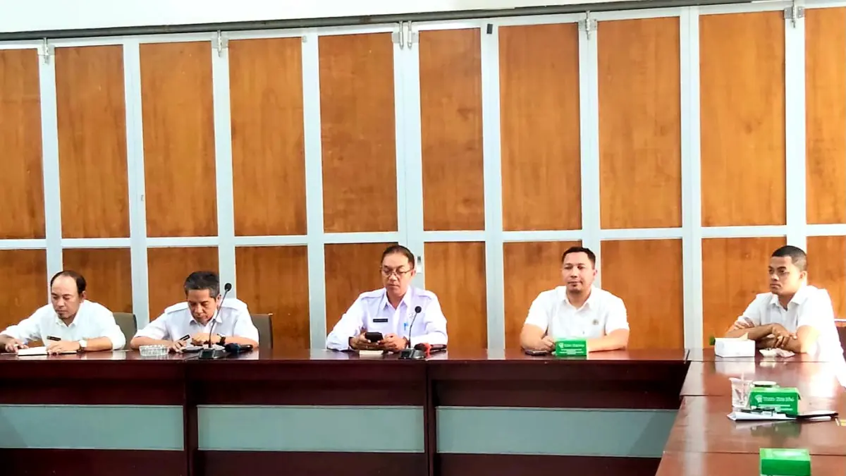 KOORDINASI: Tim dari Dinas PUPR Lombok Barat saat rapat dengan pihak Kejari Mataram.