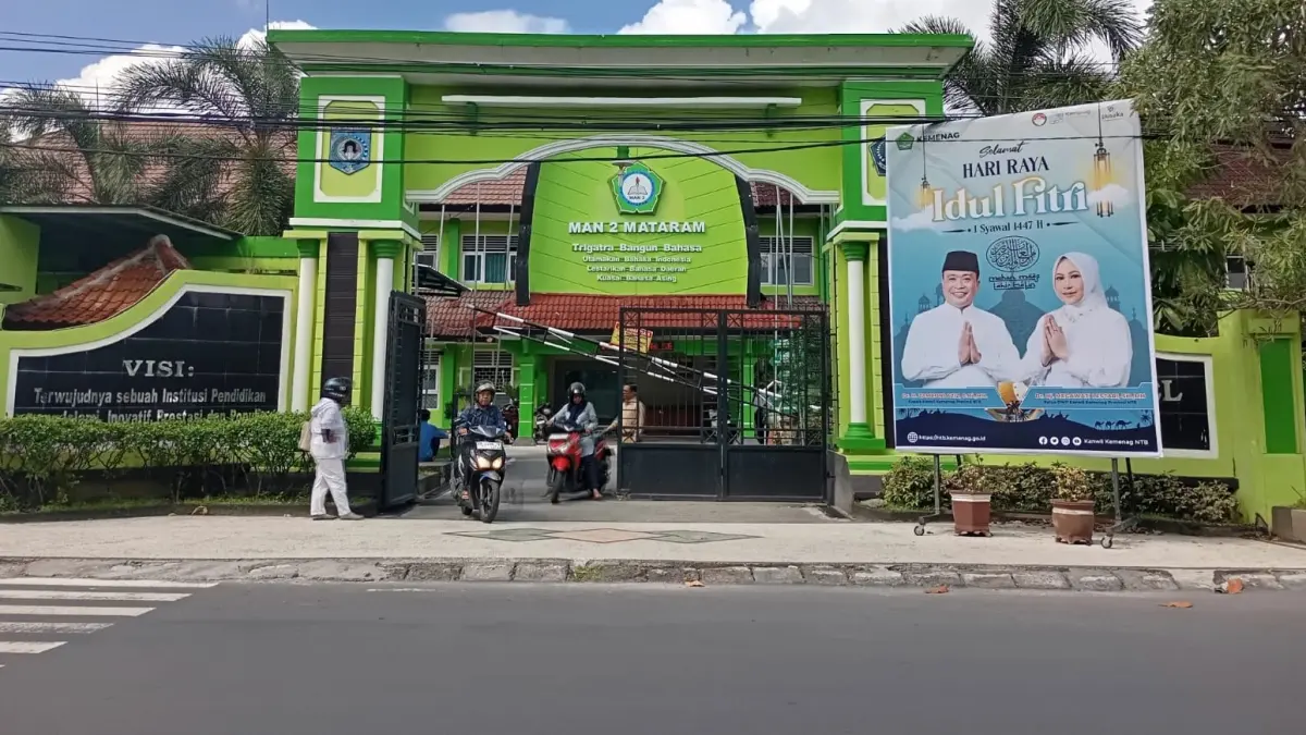 MADRASAH UNGGULAN: Nampak seorang warga menunggu anaknya pulang di MAN 2 Mataram, belum lama ini. Sebanyak 124 siswa MAN 2 Mataram lolos SNBP dan PTKIN.