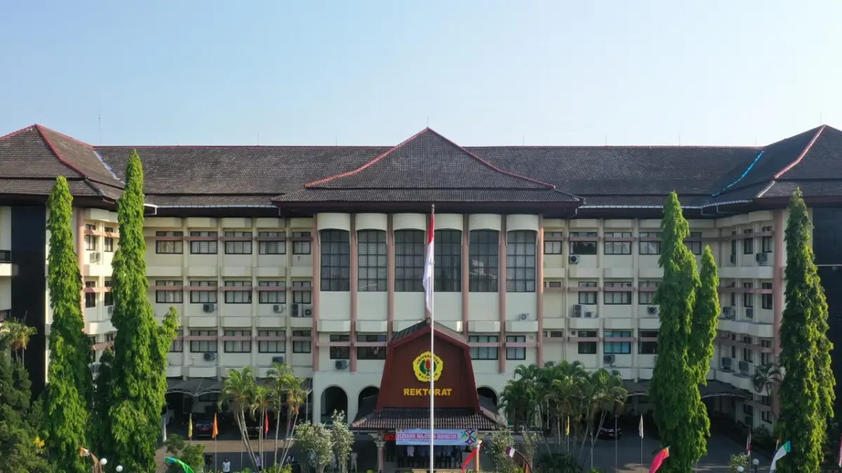 Nampak Gedung Rektorat Unram terlihat asri dari depan. Unram klarifikasi pembubaran nobar film Pesta Babi demi ketertiban kampus.