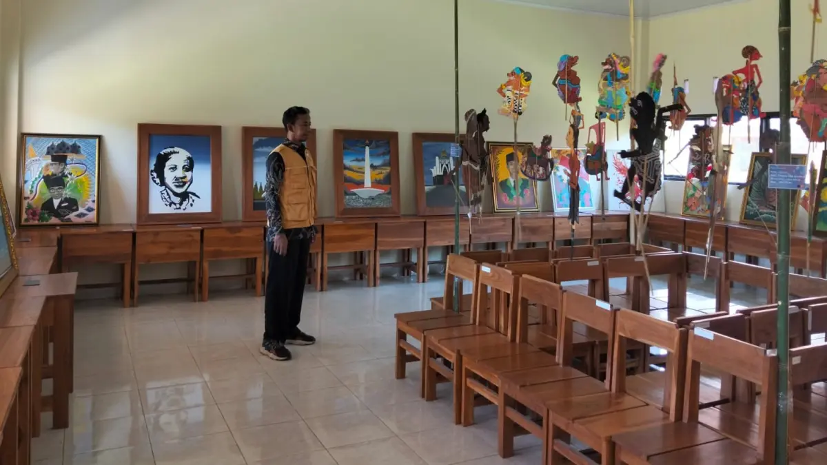 KREATIVITAS SENI: Lorong SMAN 8 Mataram disulap menjadi galeri seni yang memikat perhatian di sekolah setempat, Kamis (7/5). Tidak hanya memamerkan lukisan karya siswa, namun juga menghadirkan pajangan wayang lengkap dengan deskripsi cerita khas Sasak yang sarat nilai budaya lokal. 