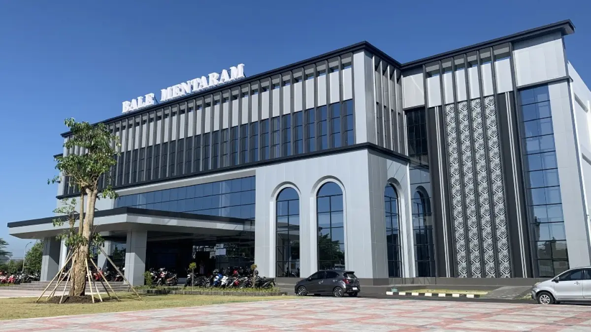 PEMBANGUNAN LAGI: Tampak depan Kantor Wali Kota Mataram yang baru atau Bale Mentaram di Jempong, beberapa waktu lalu. (CHIA/LOMBOK POST)