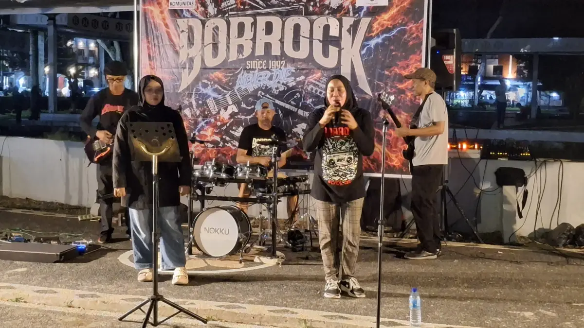 Penampilan band Bobrock meriahkan malam Kota Praya di Alun-Alun Tastura, Rabu (6/5). (Dewi/Lombok Post) 