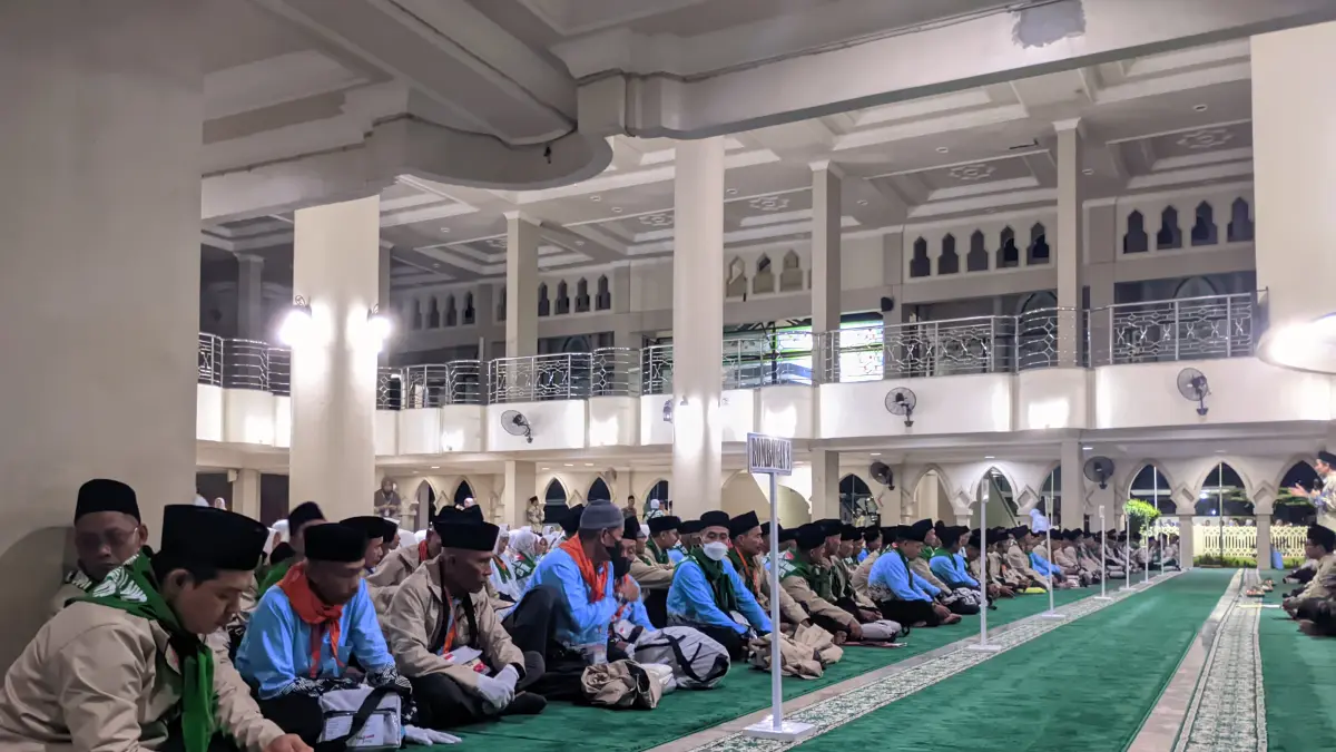 PERGI KE TANAH SUCI: Jamah Calon Haji Asal Lombok Timur saat berkumpul di Masjid Al Mujahidin Selong sebelum pemberangkatan