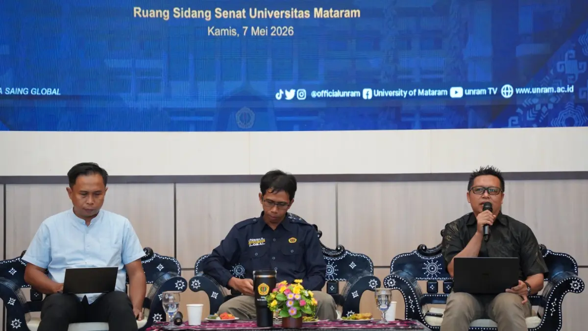 PERKUAT RISET GLOBAL: Rektor Unram Prof Sukardi (tengah) pada kegiatan akselerasi penelitian skema Hibah Top Tier Tahun 2026 di Ruang Sidang Senat Rektorat Unram, Kamis lalu (7/5).

