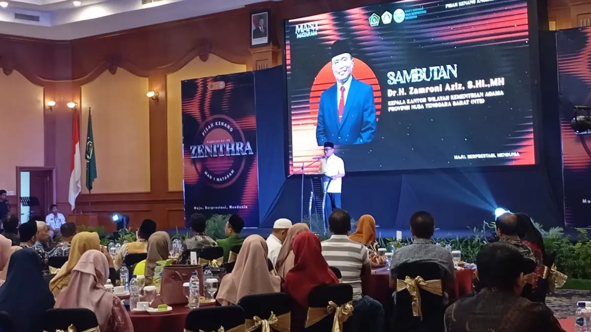 PISAH KENANG: Kakanwil Kemenag NTB Zamroni Aziz memberikan sambutan pada acara pisah kenang angkatan ke-60 Zenithra MAN 1 Mataram yang digelar di Hotel Lombok Raya, Kamis (7/5).


