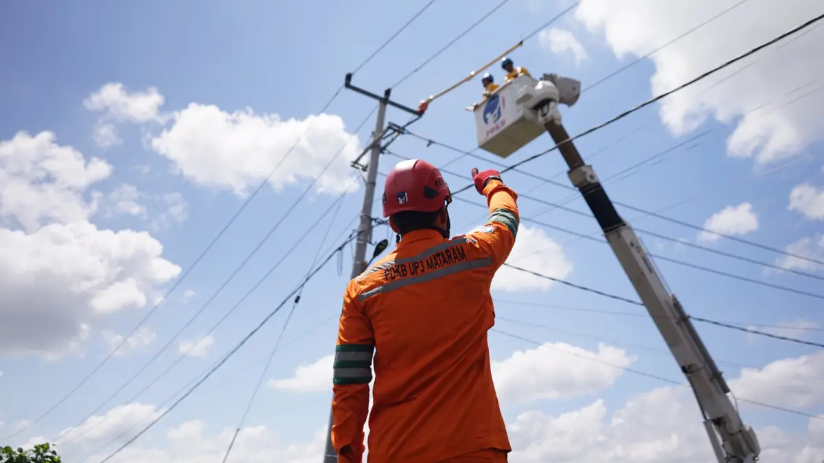 PLN NTB melakukan pemeliharaan jaringan listrik di Mataram tanpa melakukan pemadaman.