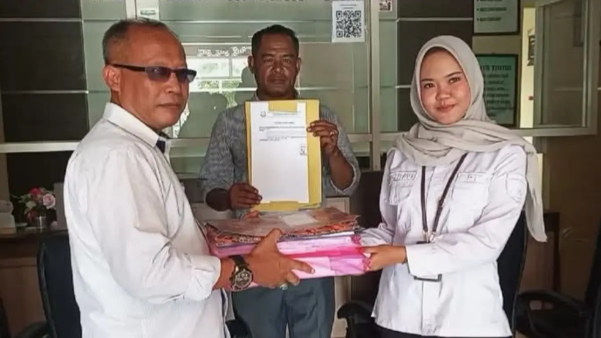 Plt Direktur PDAM Dompu Didi Wahyudi (kiri) menyerahkan setumpuk dokumen saat melapor ke Kejati Dompu, Rabu (6/5). (Facebook Yos Sudaryo)