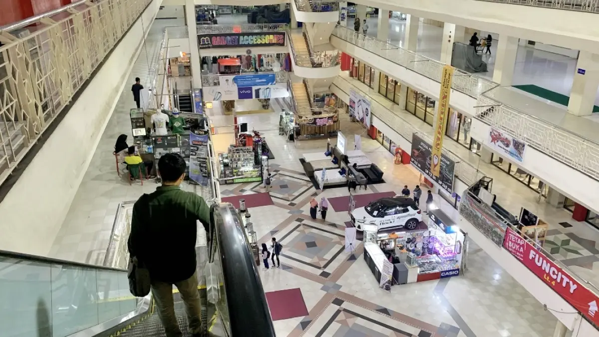 Seorang pengunjung tengah naik di eksalator Mataram Mall. (IVAN/LOMBOK POST)