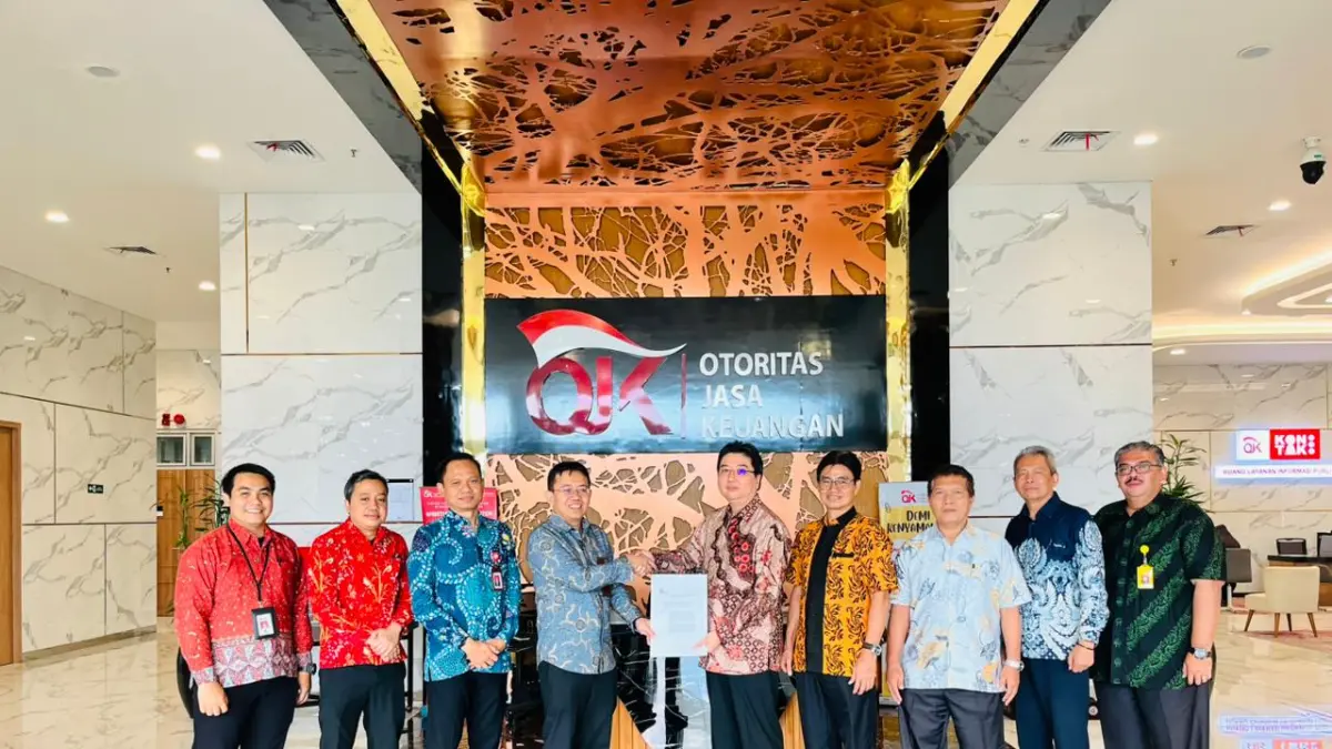 SERAHKAN DOKUMEN: Kepala OJK NTB Rudi Sulistyo (empat kiri) menyerahkan salinan keputusan izin penggabungan PT BPR Prima Dewata ke dalam PT BPR Prima Nadi, Selasa (5/5). (Istimewa)