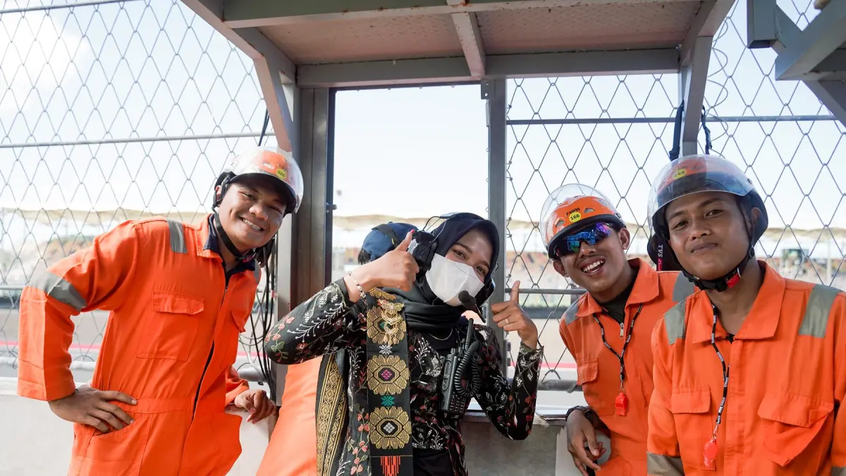 SERAP TENAGA KERJA: Para marshal lokal yang bertugas ajang Kartini Race Krida Toyota, Minggu (3/5). (Dewi/Lombok Post)