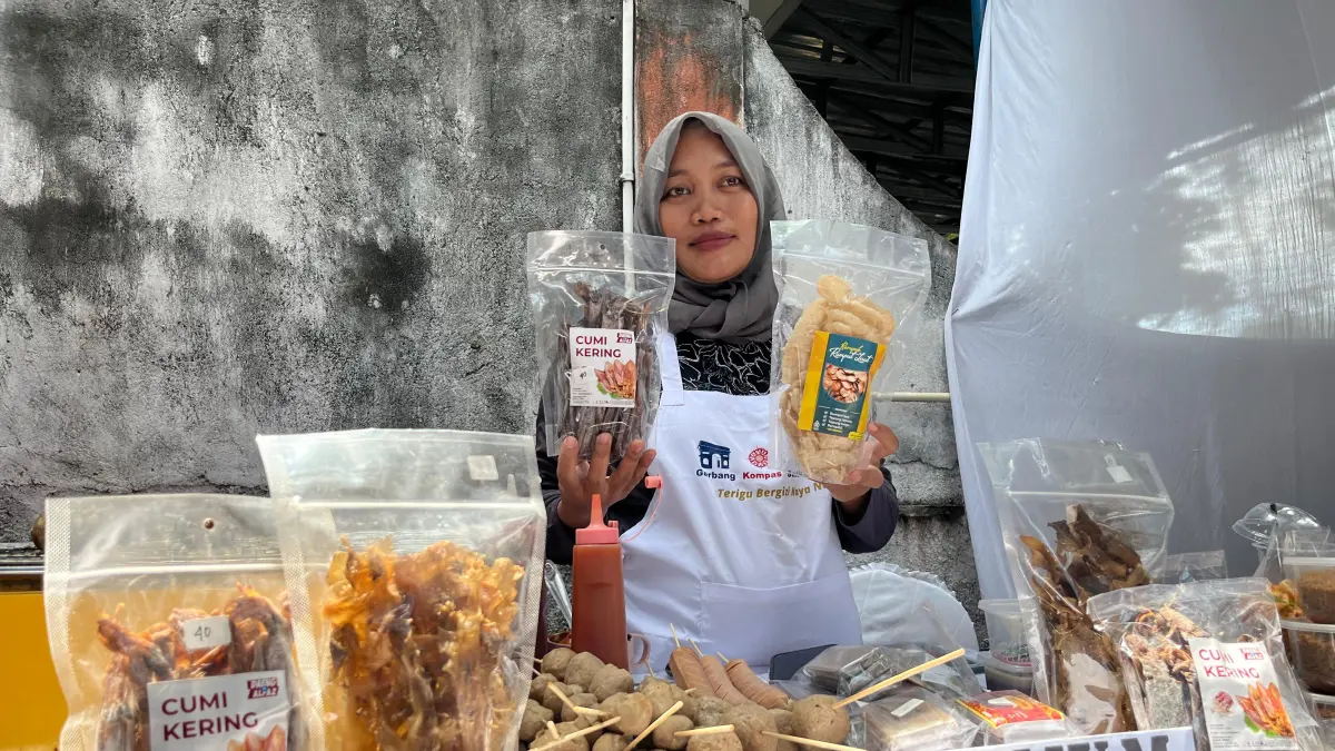 SERTIFIKASI HALAL GRATIS: Salah satu UMKM perikanan asal Lombok Timur, DKUKM NTB dorong pelaku UMKM memanfaatkan fasilitas kuota sertifikasi halal gratis yang tersedia. (Ferial/Lombok Post)
