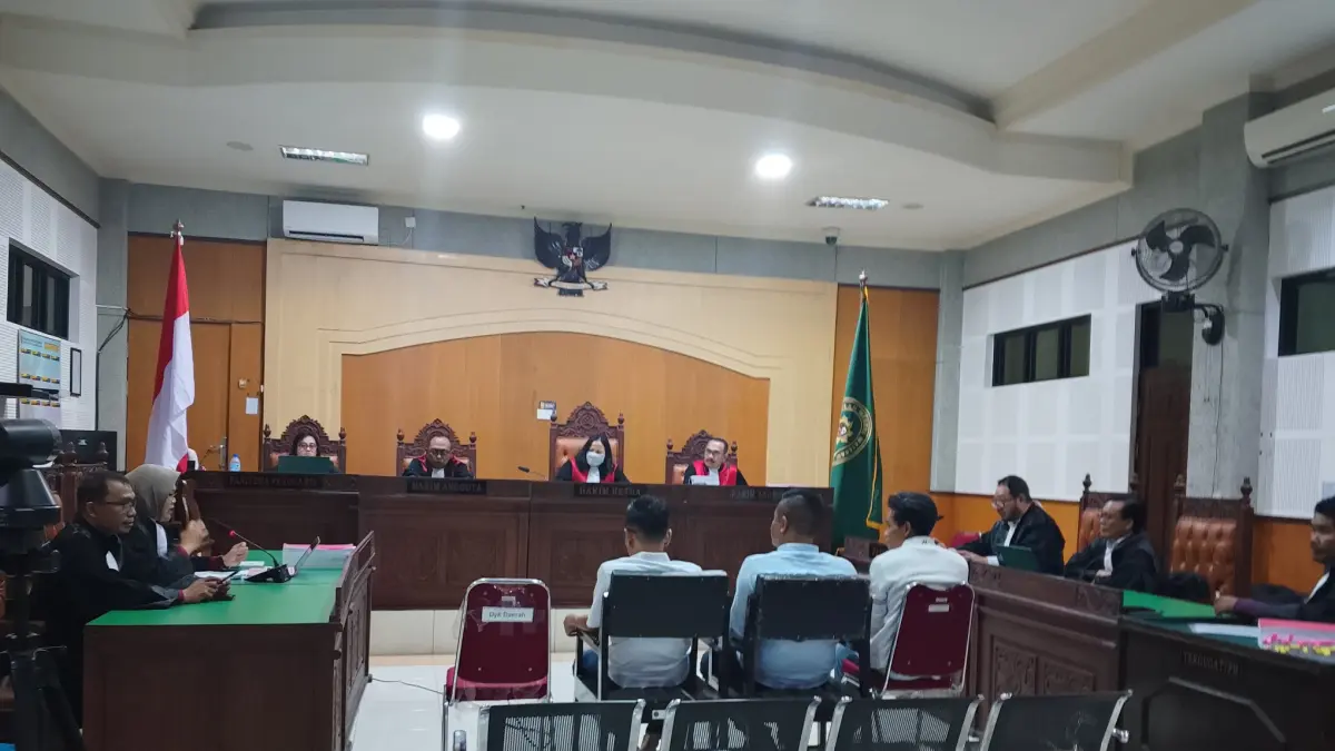 SIDANG MASIH BERJALAN: Para terdakwa korupsi gratifikasi DPRD NTB duduk di kursi pesakitan saat sidang di Pengadilan Tipikor Mataram, Rabu (6/5) lalu. (HARLI/LOMBOK POST)
