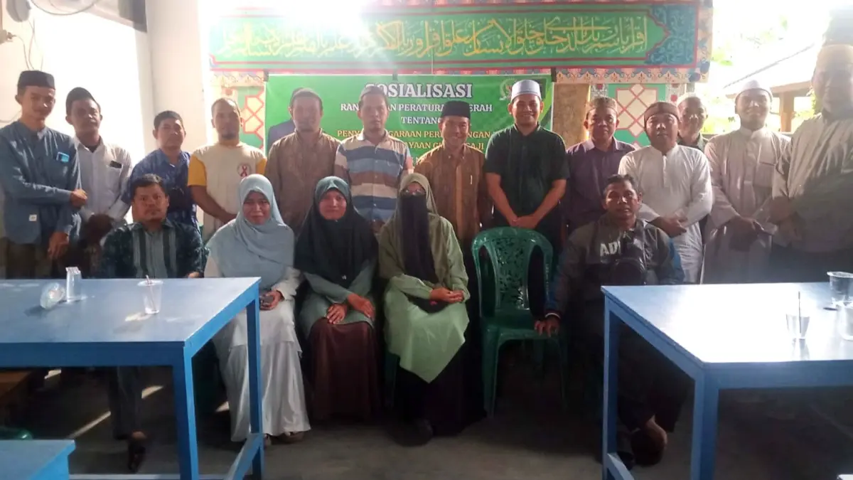 SOSIALISASI: Anggota Komisi IV DPRD Lobar Muhammad Munip saat sosialisasi Rancangan Perda Perlindungan Guru Ngaji di Gunungsari, Rabu (6/5).