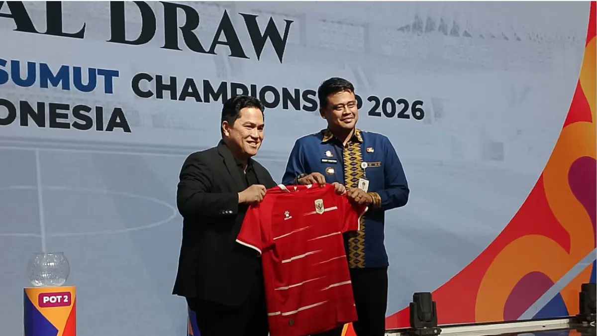 UNDIAN: Ketum PSSI Erick Thohir menyerahkan kostum timnas kepada Gubernur Sumut Bobby Afif Nasution saat Drawing AFF Boys Championship 2026 di Aula Raja Inal Siregar, Kantor Gubernur Sumut, Kamis (7/5). (SUMUT POS)