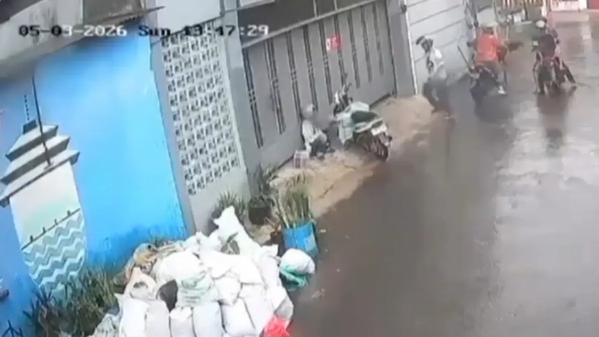 Viral seorang kurir dibegal di Bandung saat berteduh dari hujan. Terlihat dalam cctv empat pelaku beraksi saat itu.