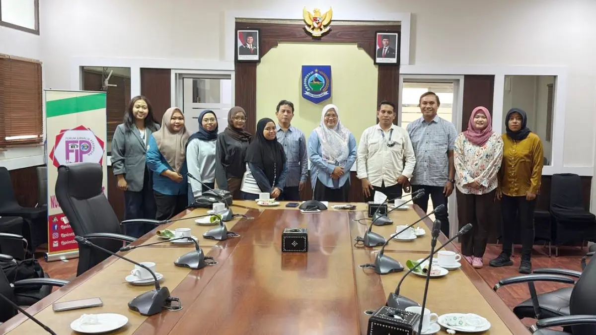 Foto bersama FJPI NTB dengan pengurus asosiasi profesi jurnalis, usai diskusi World Press Freedom Day, Pengurus Forum Jurnalis Perempuan Indonesia (FJPI) NTB menggelar diskusi, dengan tema Masa Depan Industri Media yang Setara dan Inklusif bagi Perempuan, berlangsung di Mataram, Jumat (8/5/2026). (FJPI NTB FOR LOMBOK POST)