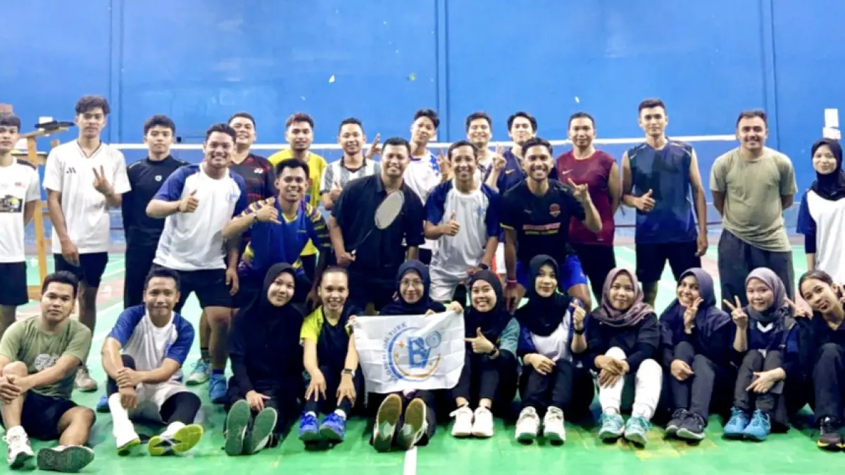 Anggota komunitas Badminton.Yukk berfoto usai bermain bulu tangkis di GOR Aditya di Desa Telaga Waru, Kecamatan Labuapi, Lombok Barat, Jumat malam (8/5). Hobi badminton menyatukan anggota komunitas dari beragam kalangan ini.