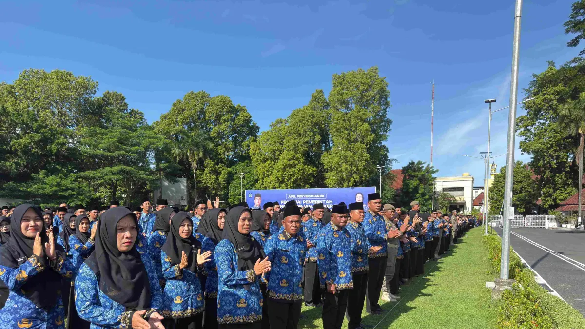 BAGIAN DARI ASN: Para PPPK Paro Waktu yang mendapatkan SK pengangkatan, Desember 2025 lalu. (YUYUN/LOMBOK POST)