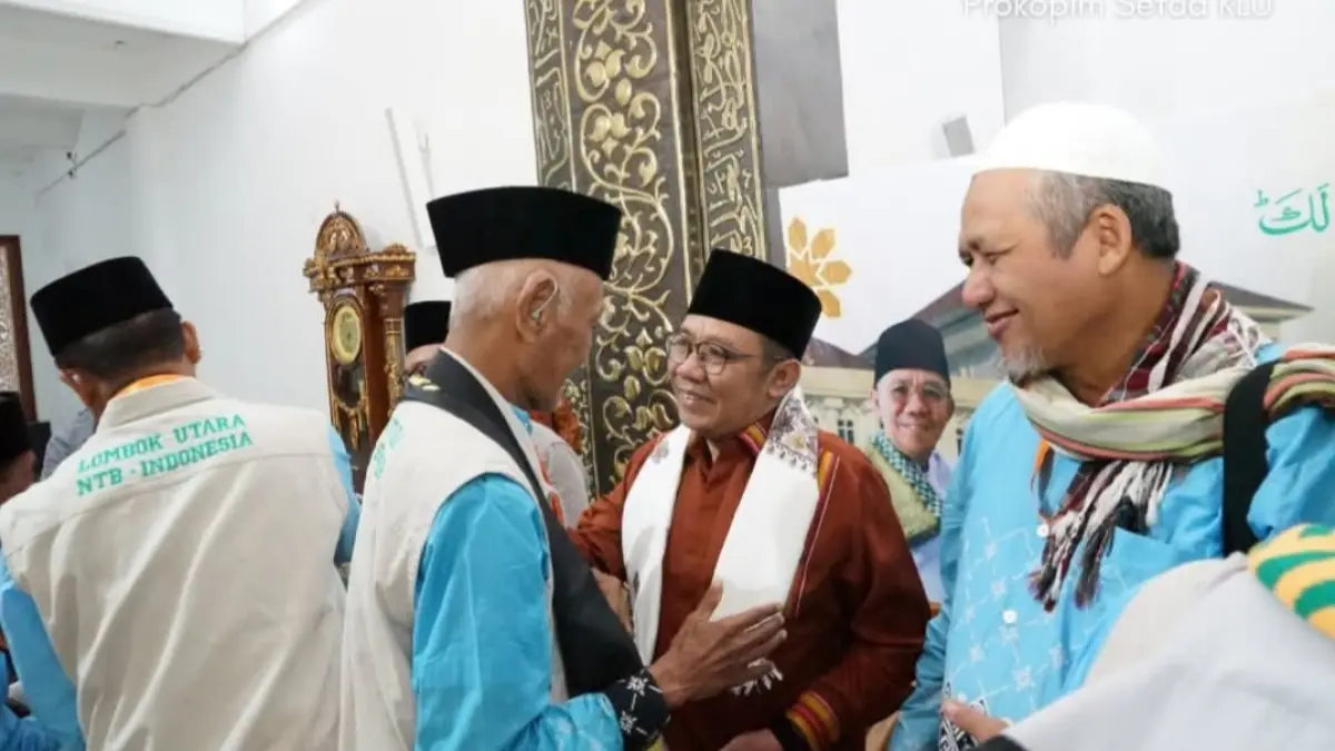 BERANGKAT HAJI: Jamaah haji Lombok Utara bersalaman dengan bupati saat pelepasan pada Kamis.