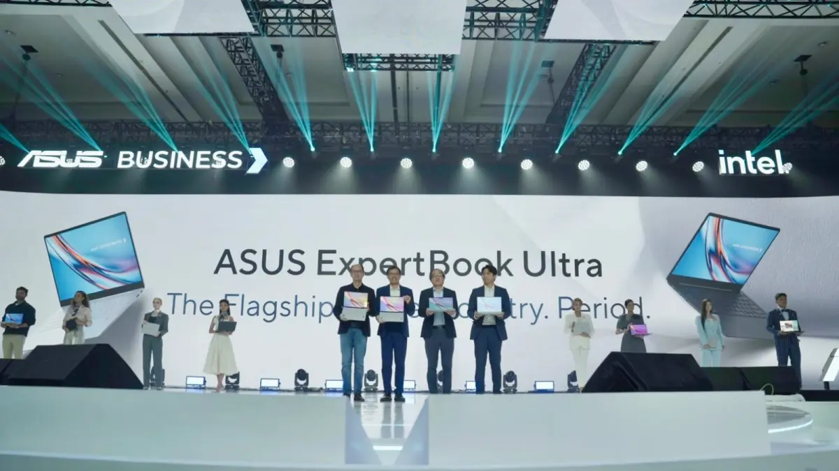 Dari kiri ke kanan: Rex Lee, APAC GM Commercial ASUS; SY Hsu, Co-CEO ASUS; Eric Chen, SVP, Systems Business Group ASUS; dan Eric Khoven, Commercial Director, ASUS Indonesia saat ASUS ExpertBook Ultra diluncurkan.