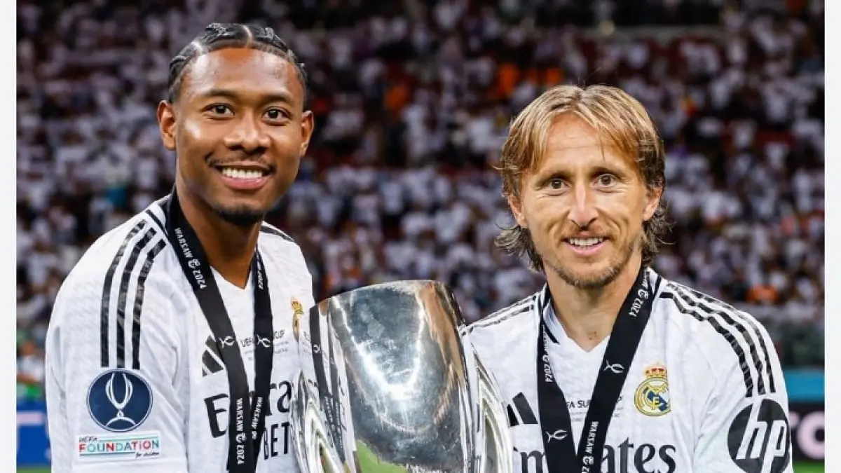 David Alaba dan Luka Modric yang pernah bersama di Real Madrid, kini berpotensi bereuni di AC Milan. (Istimewa) 