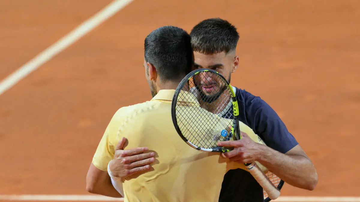 Dino Prizmic mengejutkan Novak Djokovic di Roma 2026. Petenis Kroasia itu menang tiga set atas sang legenda tenis dunia. (AFP Photo)