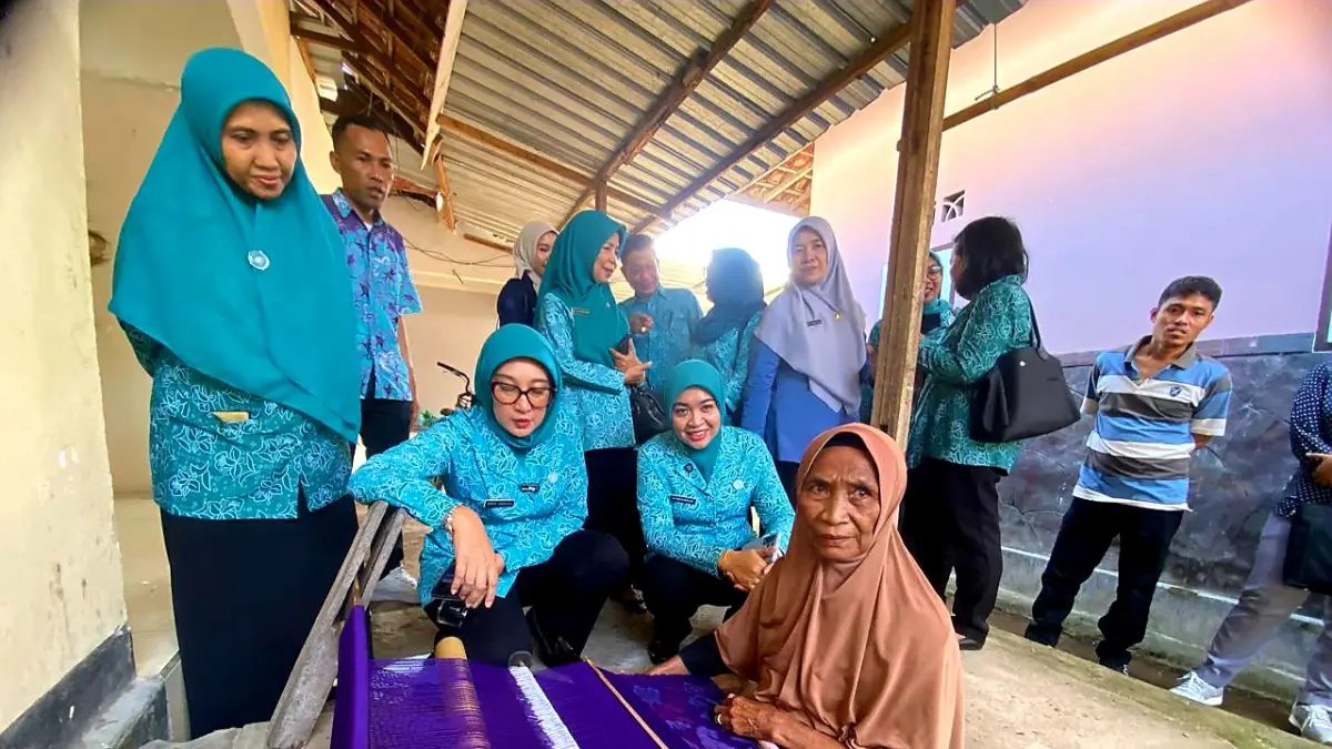 HARUS DIBINA: Ketua TP PKK Provinsi NTB Sinta Agathia bersama TP PKK Lombok Barat Ayu Indra Rukmana saat turun langsung ke Desa Taman Ayu, Kecamatan Gerung, Jumat (8/5).