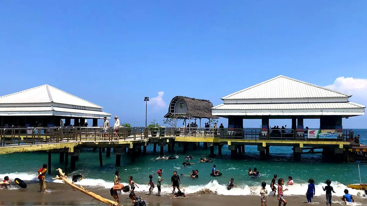 HIDUP KEMBALI: Sejumlah wisatawan sedang menikmati bermain air di Pantai Senggigi, beberapa waku lalu.

​