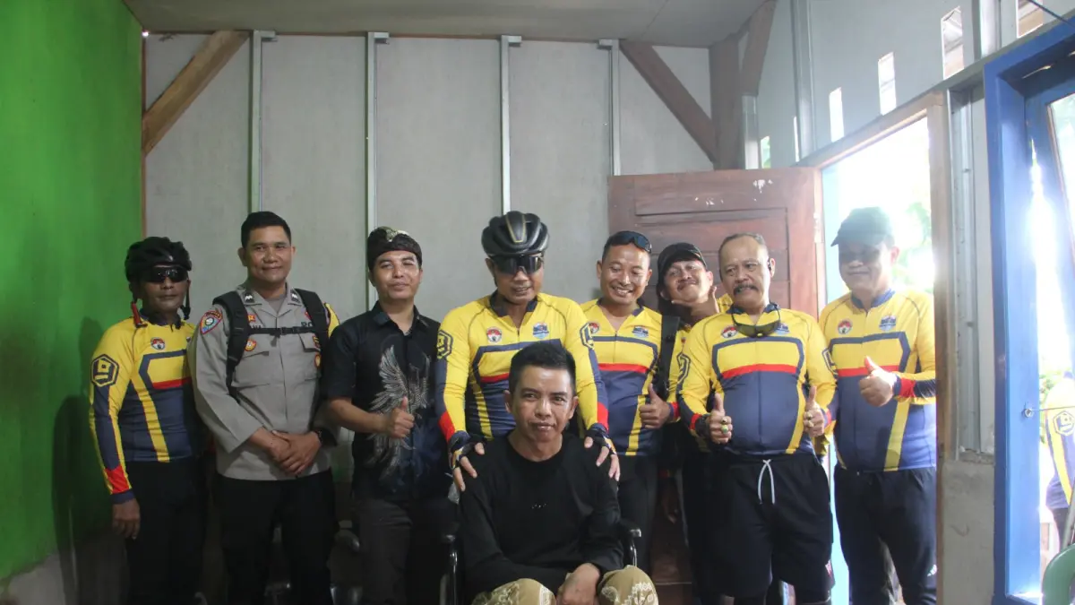 Kapolres Lombok Utara bersama rombongan usai menyerahkan bantuan kursi roda kepada warga penderita stroke dalam kegiatan gowes kamtibmas.