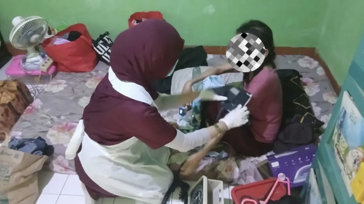 KERJA KEMANUSIAAN: Tim dari Dinsos Kota Mataram berhasil mengevakuasi R ke rumah sakit yang dalam kondisi lemah akibat terpapar HIV/AIDS, beberapa waktu lalu. 

