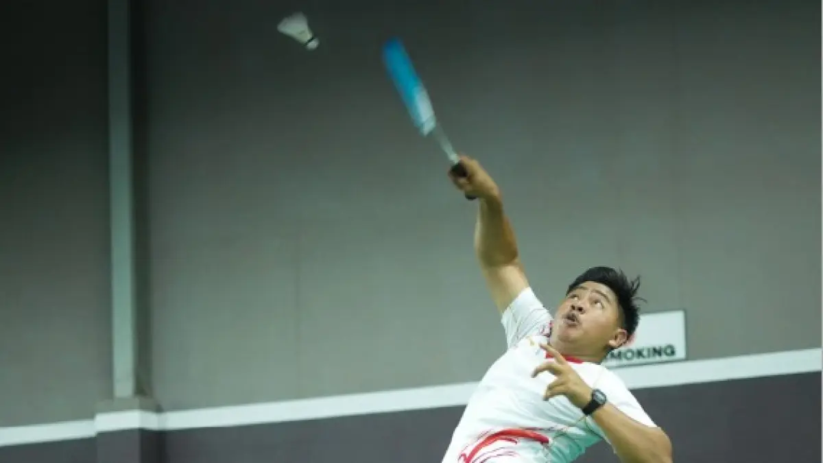MAIN BARENG: Laki-laki sedang bermain bulu tangkis di Lapangan Badminton Wawa Sport, Pagesangan, Kota Mataram, Jumat (8/5). Bulu tangkis merupakan salah satu olahraga dengan peminat paling stabil dan lapangannya hampir tidak pernah sepi. (IVAN/LOMBOK POST)