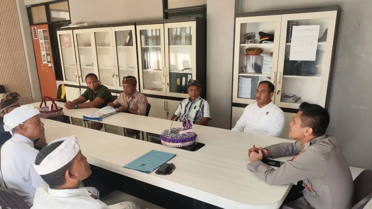 MATANGKAN PERSIAPAN: Panitia Pujawali Pura Manik Sari Batu Beleq Pusuk berkoordinasi dengan Kapolres KLU.